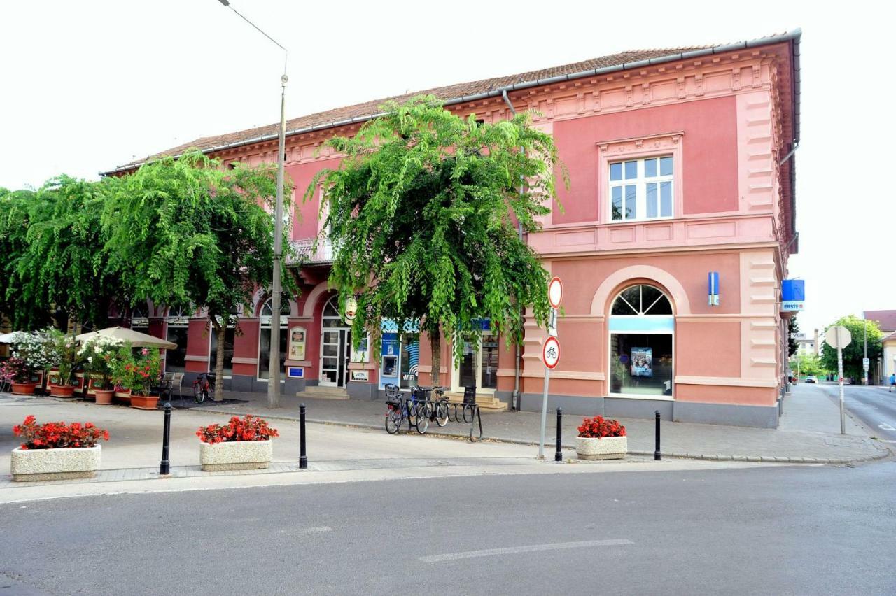 Hotel Piros Arany Panzio Kalocsa Exteriér fotografie